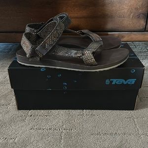 Teva size 9 used but in good condition